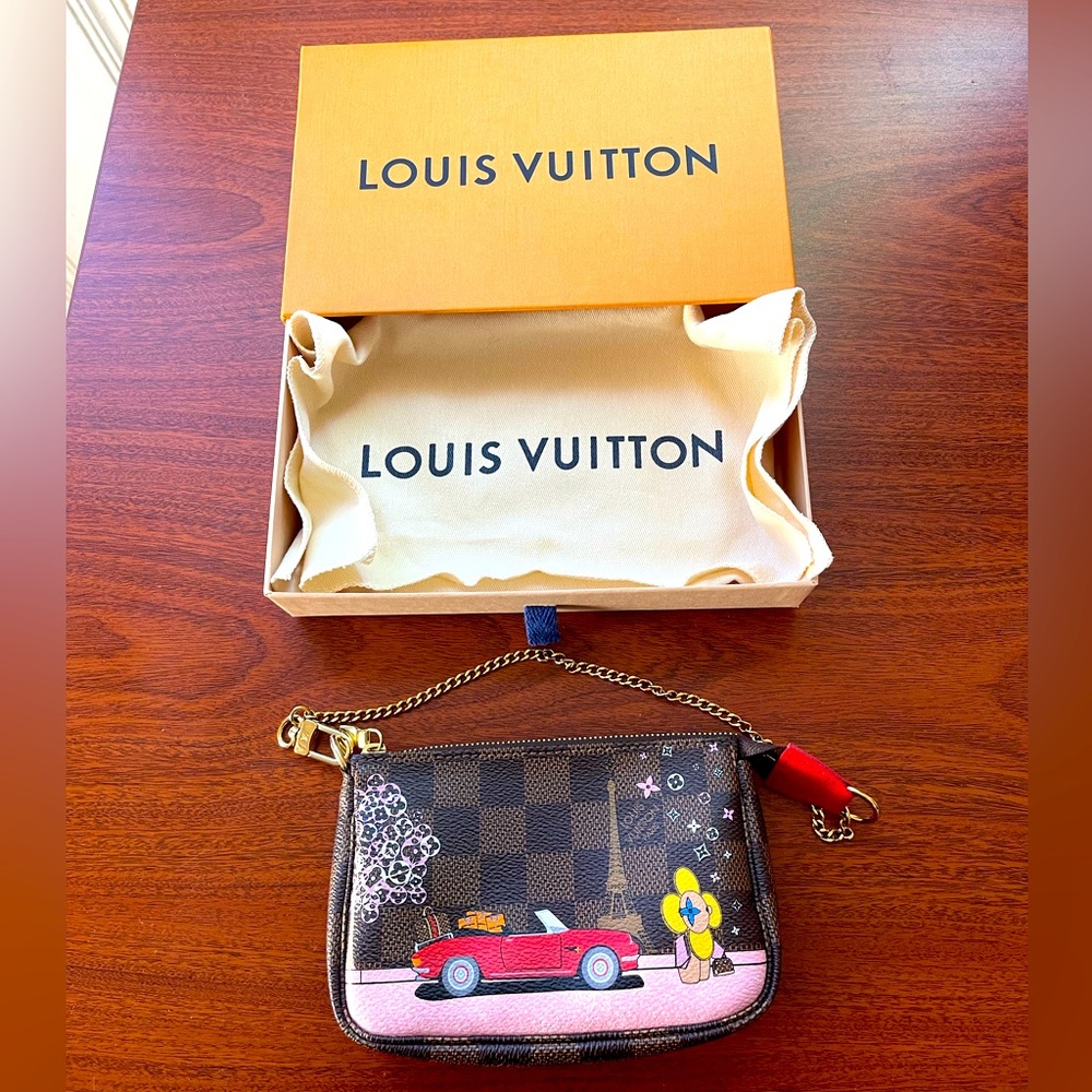 RARE 2019 Holiday edition mini pochette.